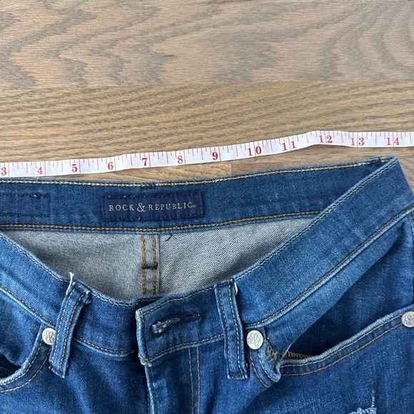 Rock and Republic distressed straight leg jeans. Size 6 - Picture 6 of 7